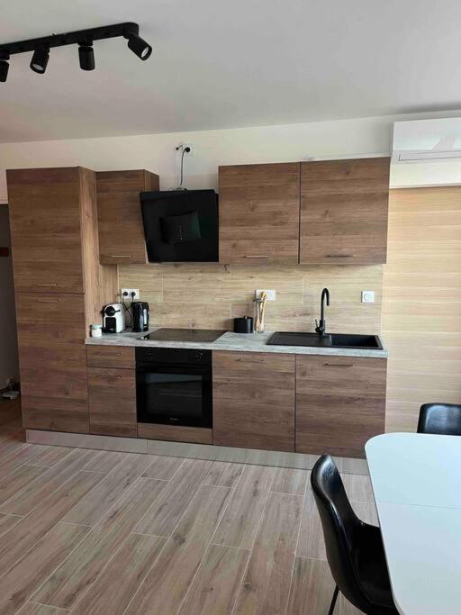 Joli Appart/Vue Etang/Clim /Wifi Balaruc-les-Bains Exterior foto